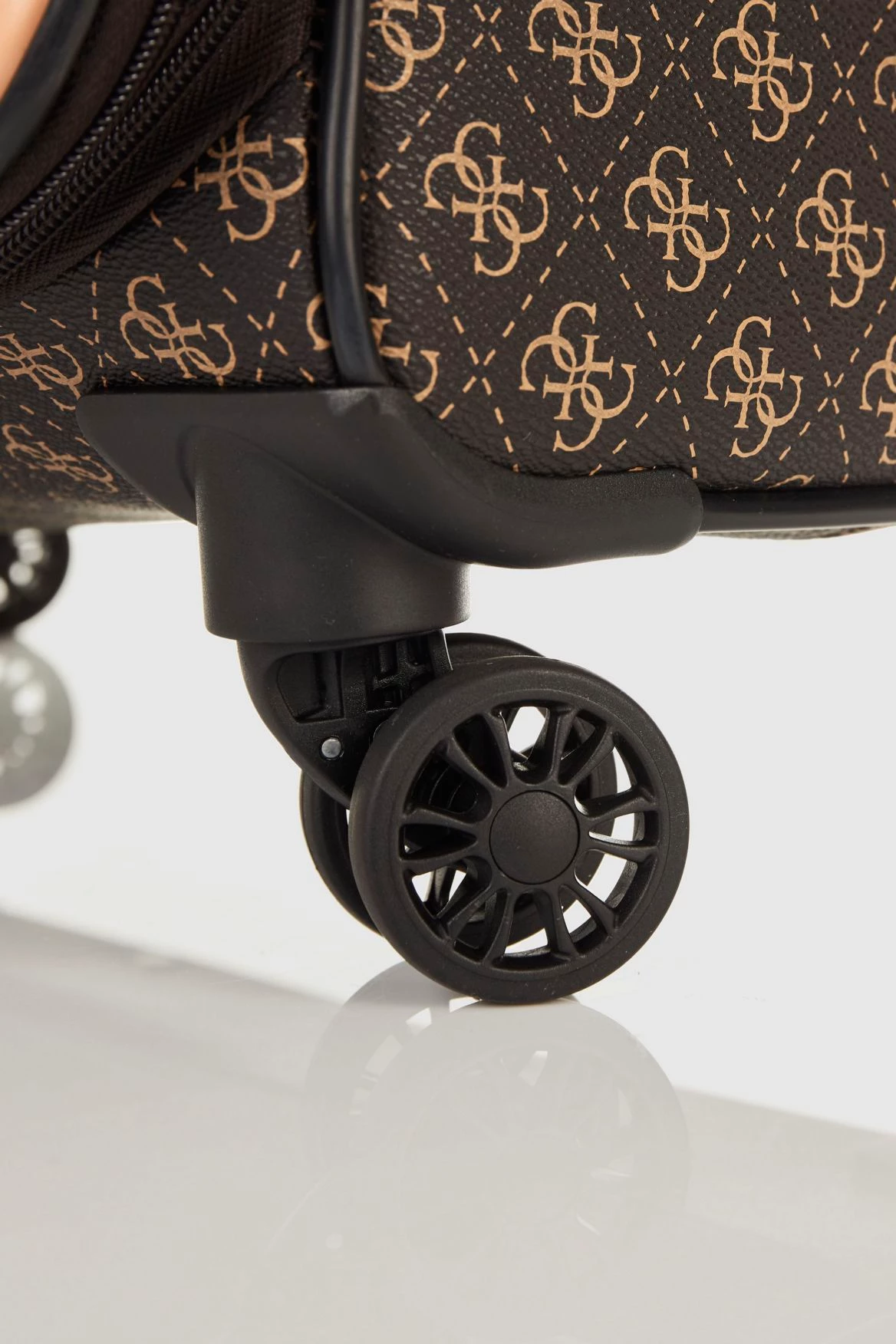 Guess Logo Affair 69cm Suitcase 7 Guess Logo Affair 69cm Suitcase - Image 5