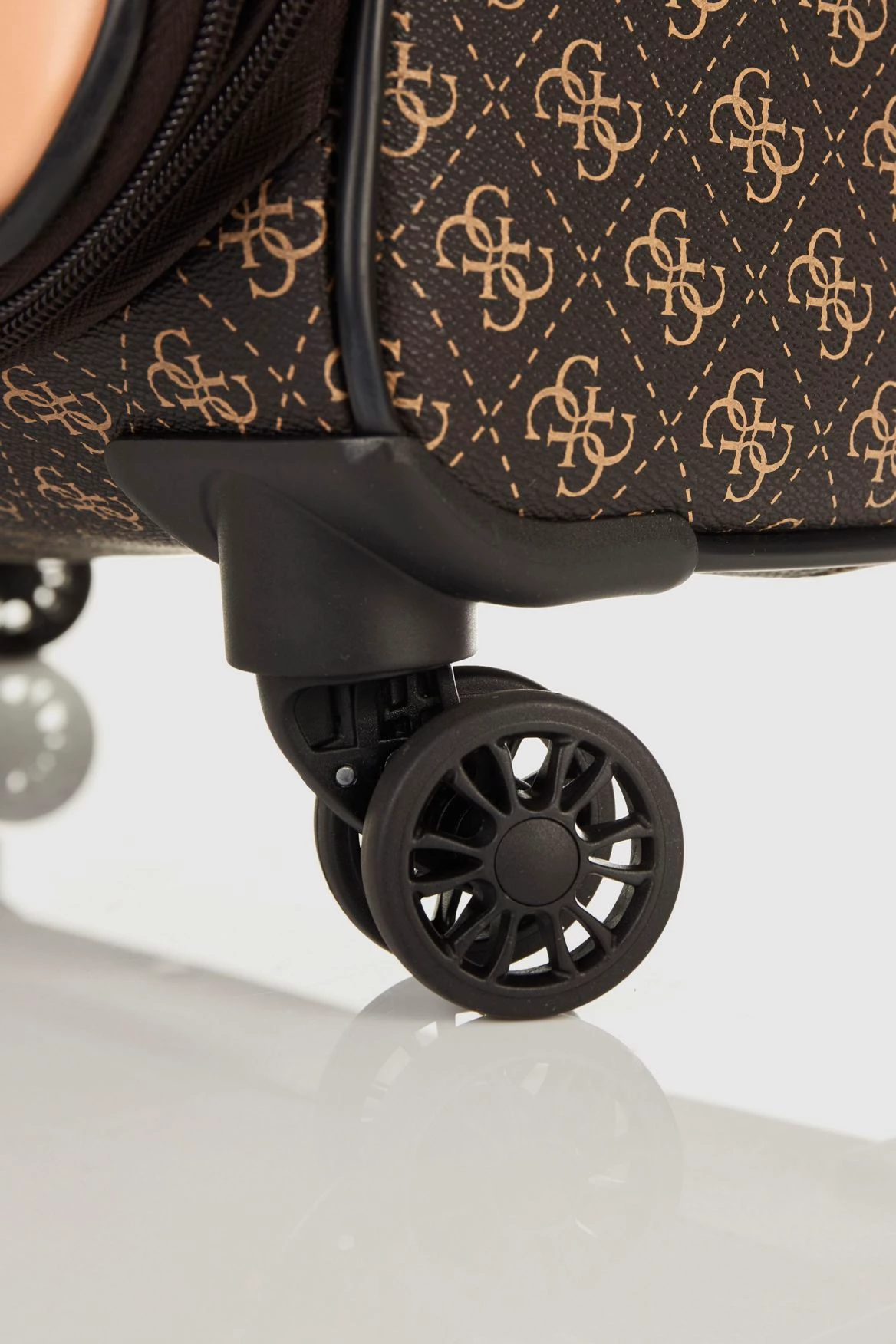 Guess Logo Affair 53cm Suitcase 7 Guess Logo Affair 53cm Suitcase - Image 5