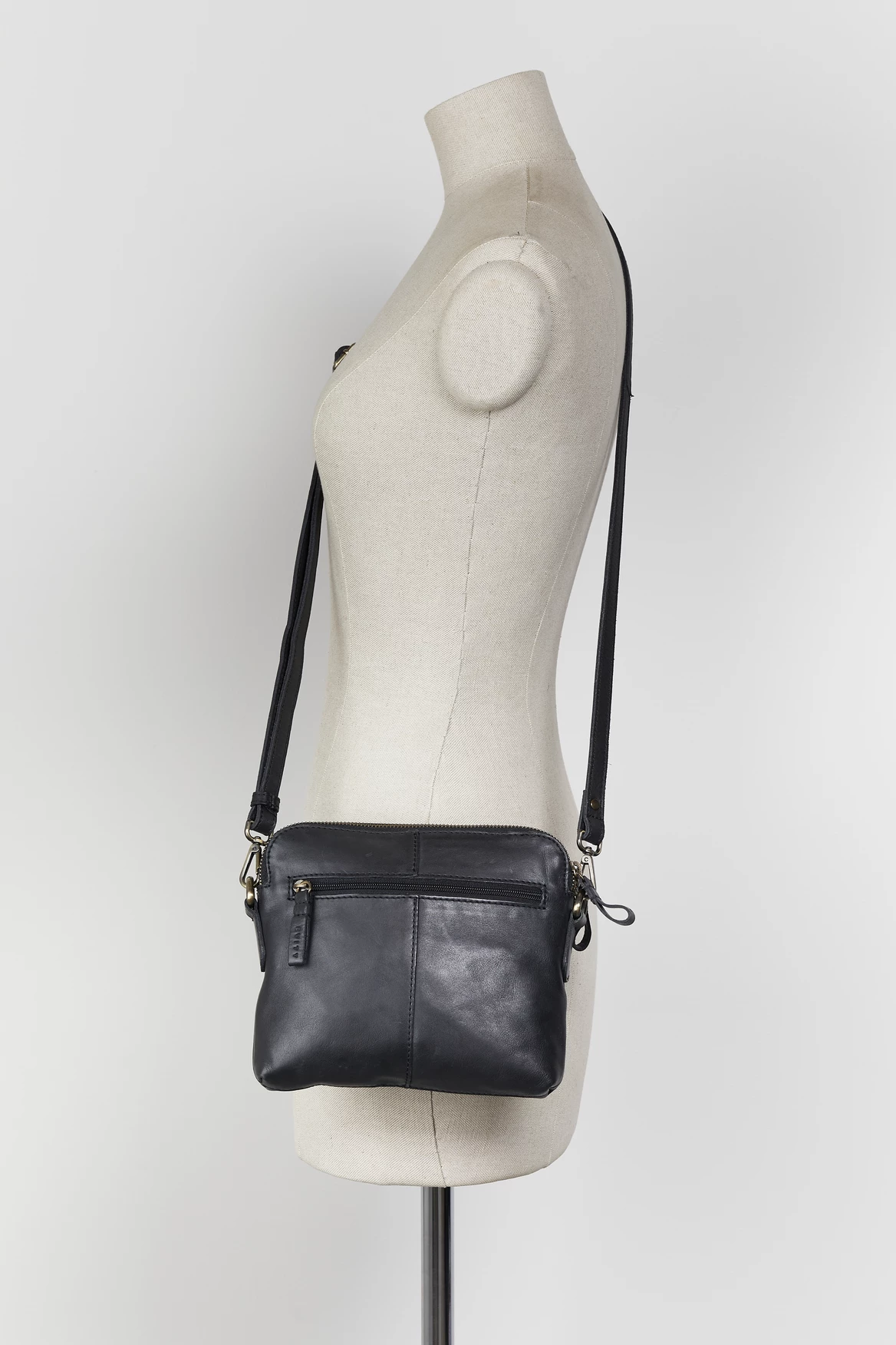 Skye Leather Twist Crossbody Bag 6 Skye Leather Twist Crossbody Bag - Image 4